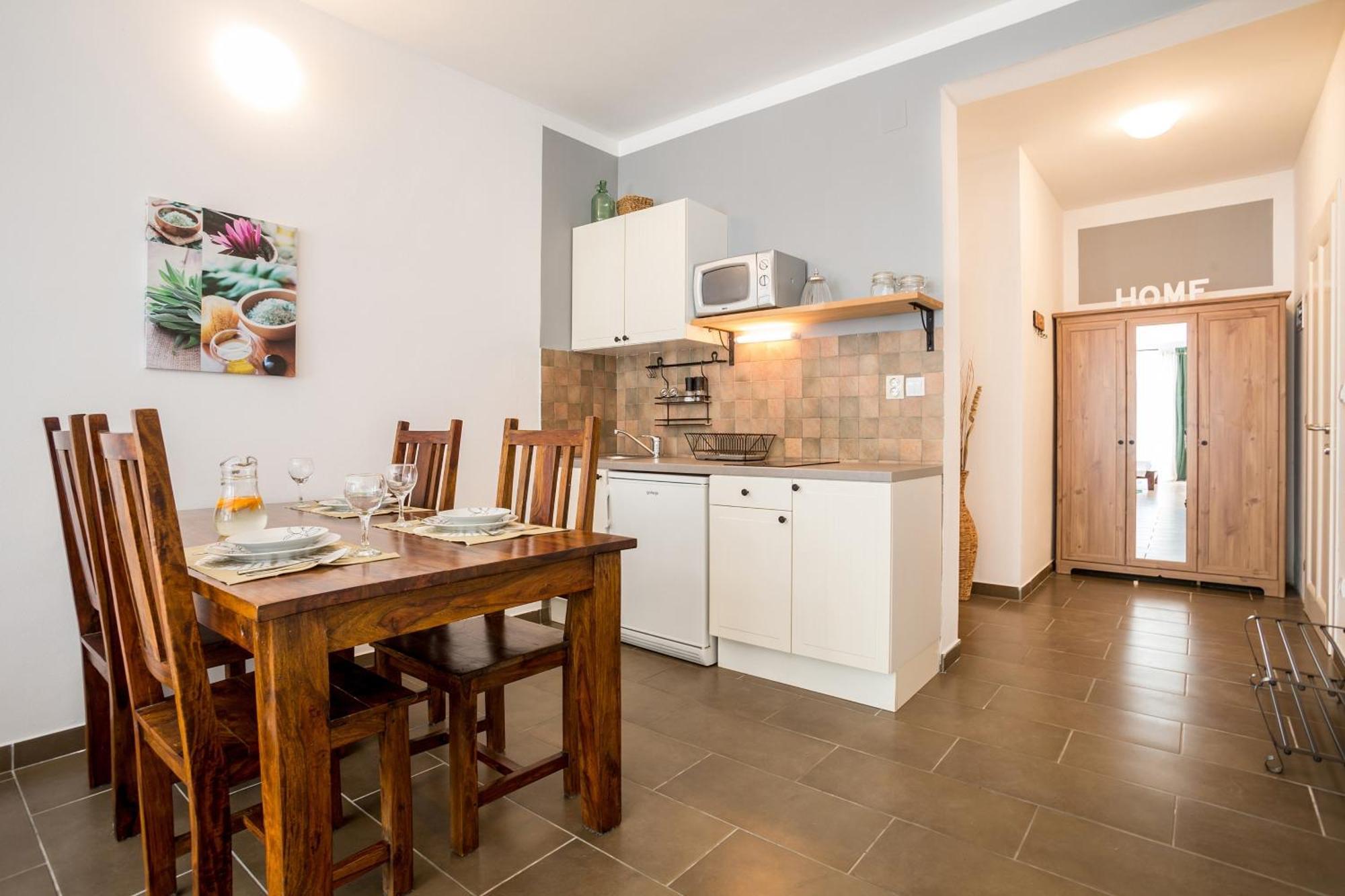 Zlatni Bol Apartments Bilik gambar
