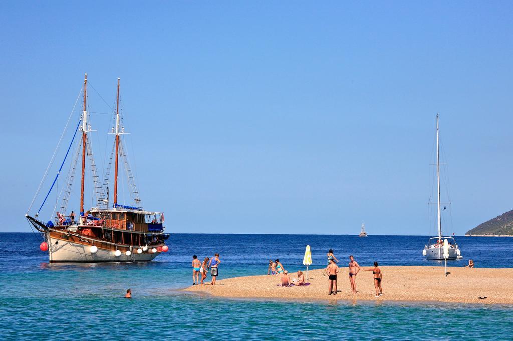 Zlatni Bol Apartments Bilik gambar