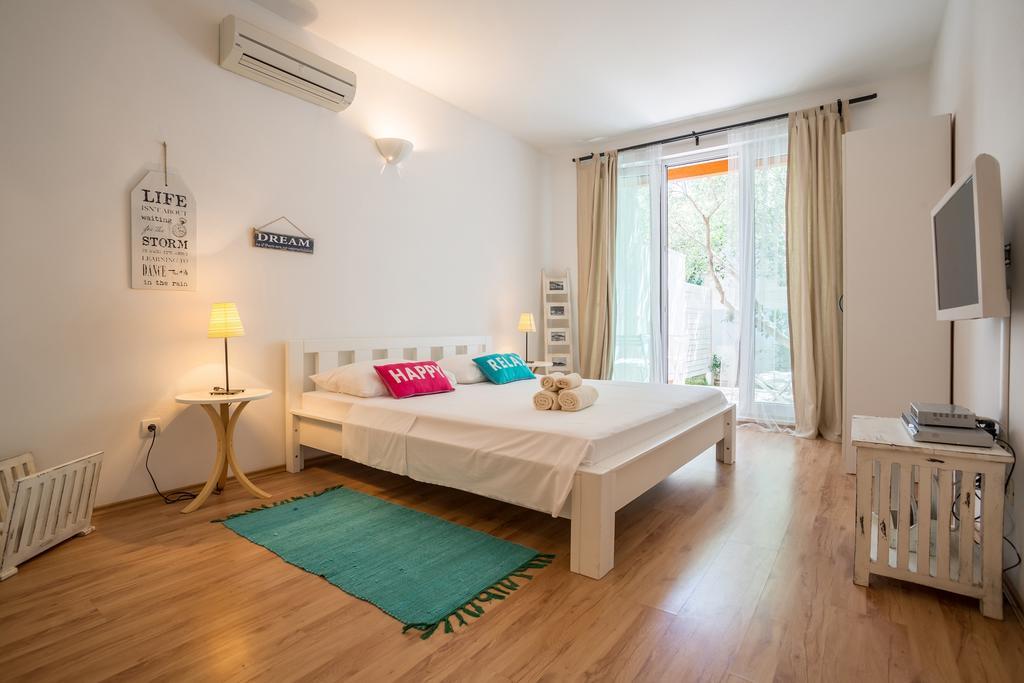 Zlatni Bol Apartments Bilik gambar