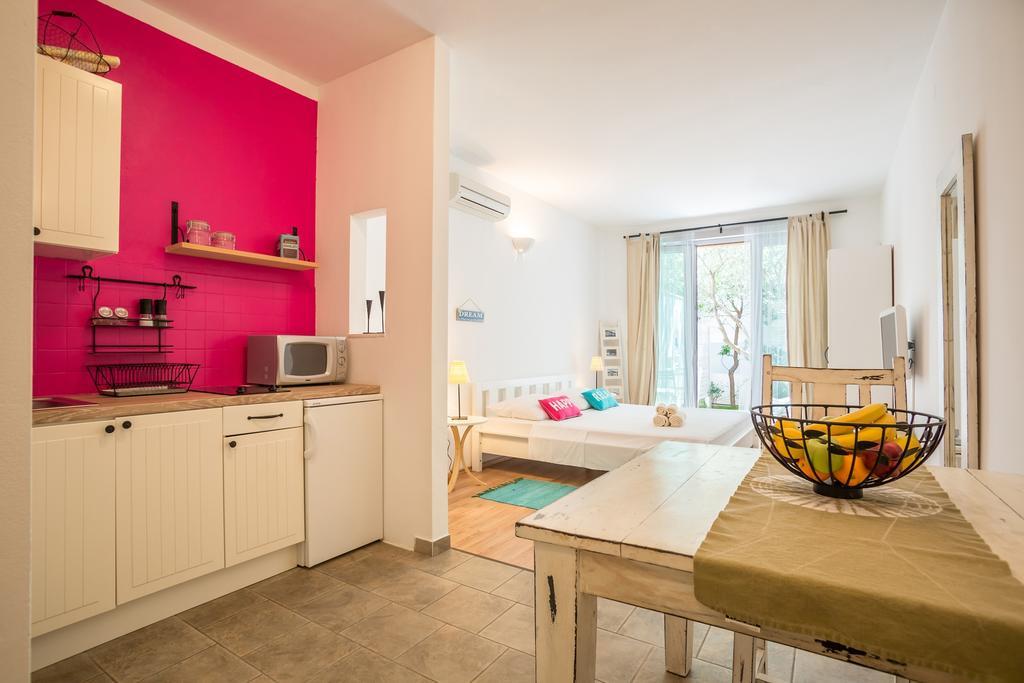 Zlatni Bol Apartments Bilik gambar
